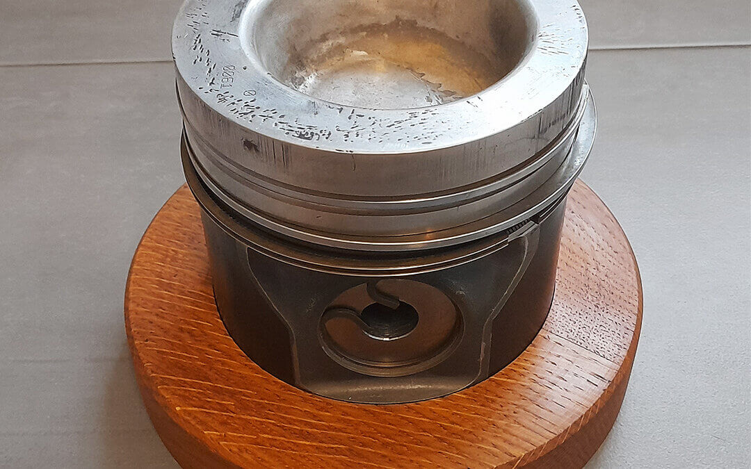 ASCHENBECHER AUS EINEM KOLBEN